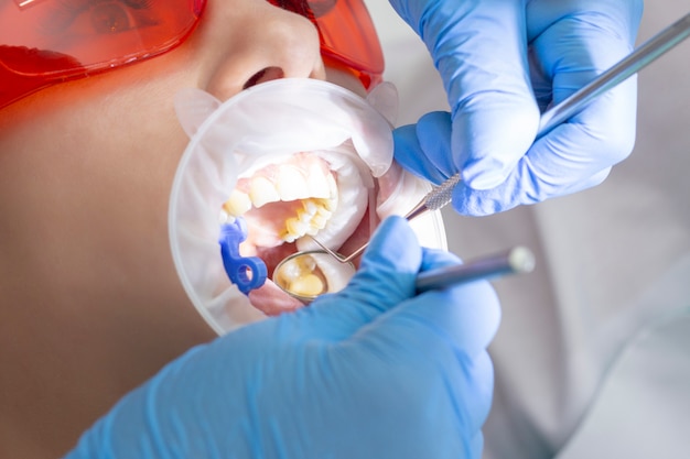 Photo girl patient at the reception at dentist