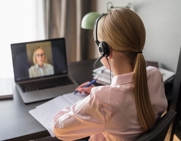 Photo girl paying attention to online class