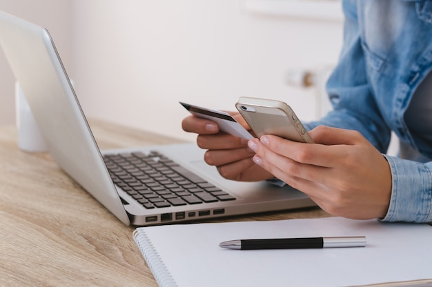 Foto ragazza pagando con carta di credito online