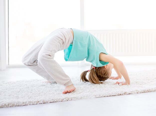 Photo girl performing bridge exercise