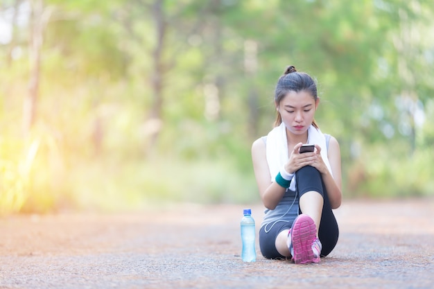 女の子の電話は、駅でピックアップする友人を見つけるために