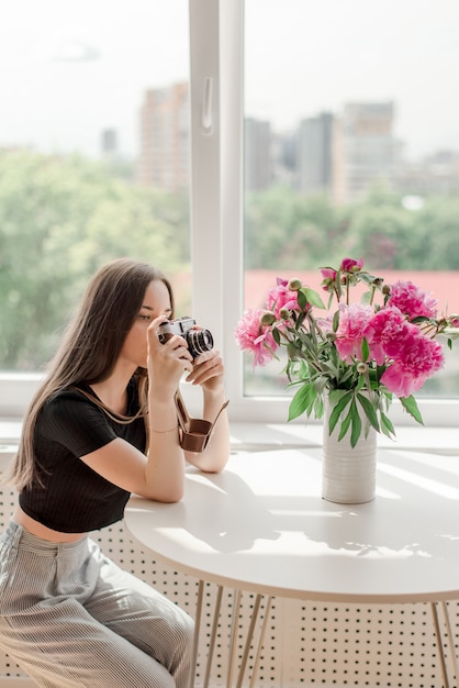 Девушка фотограф делает фотографии