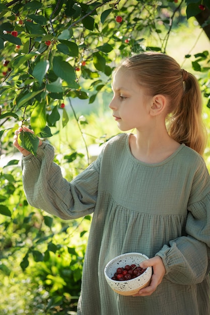Девушка собирает вишни