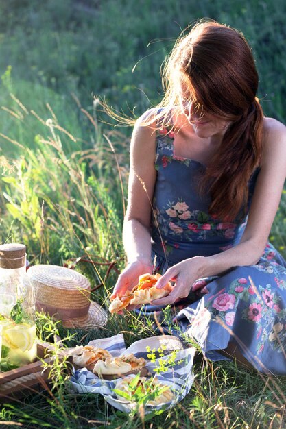 Foto ragazza su un picnic in un prato