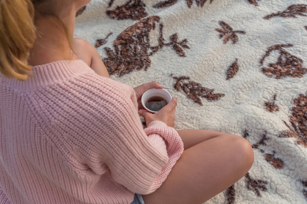 Photo girl on a picnic on the nature rests on a blanket of blankets