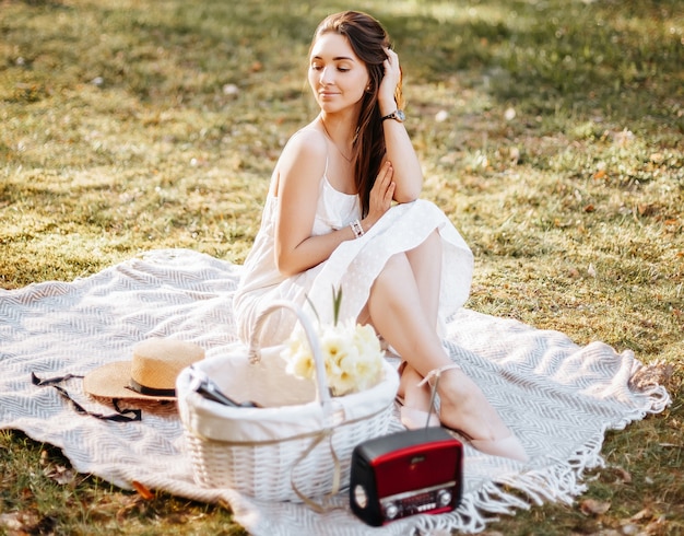 Photo girl on a picnic in the spring in the park