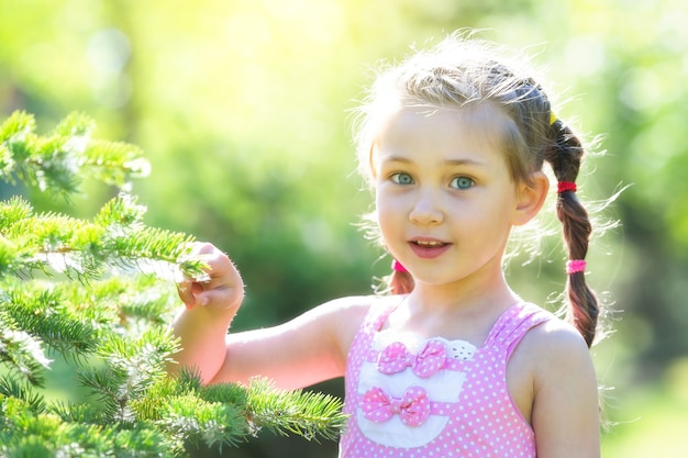 Ragazza in un vestito rosa nella foresta.