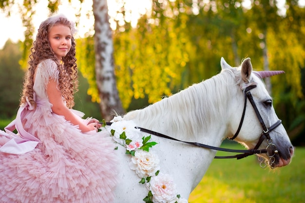 Ragazza in abito rosa con cavallo bianco