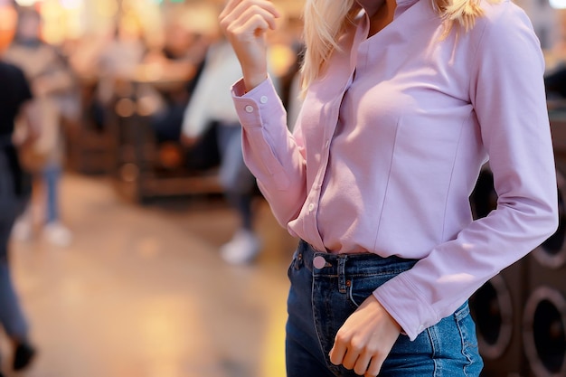 Foto ragazza in una camicia rosa elemento di frammento di abbigliamento, stile aziendale, camicia di cotone, giovane donna