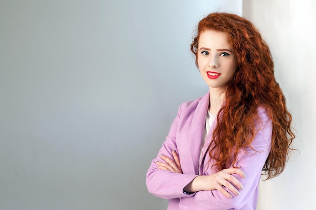 Ragazza in abito rosa che guarda l'obbiettivo con un sorriso a trentadue denti