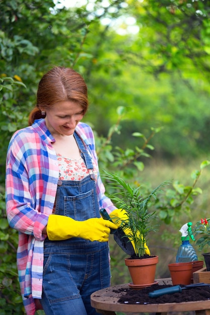 女の子が植物を植える