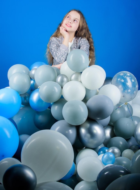 風船で遊ぶ女の子誕生日パーティー子供の日のんきな子供時代私のためのすべての風船風船のように軽い幸せポジティブな感情楽しい風船のテーマパーティー