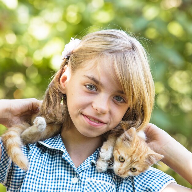 公園で屋外の子猫と遊ぶ女の子