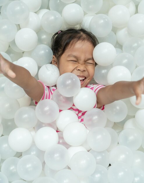 Photo girl playing in ball pool