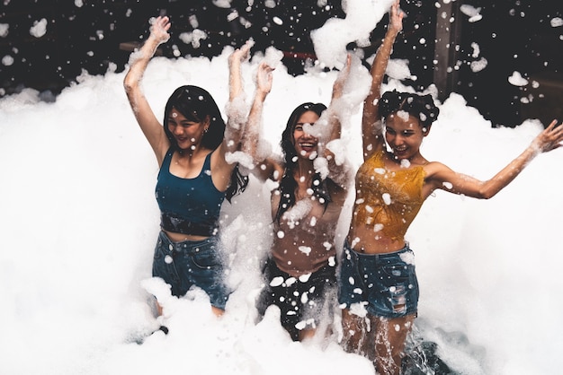 Ragazza che gioca nella piscina di bolle con divertimento e gioia