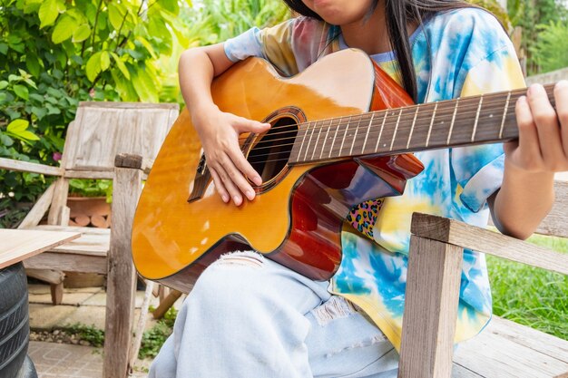 Ragazza che suona la chitarra classica