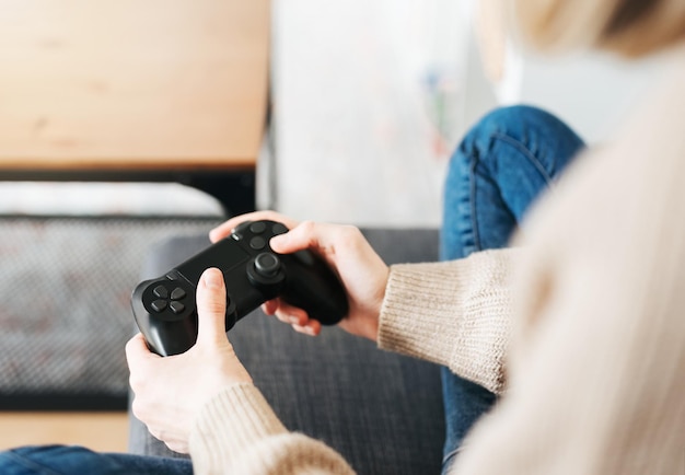 Ragazza che gioca sulla console per videogiochi