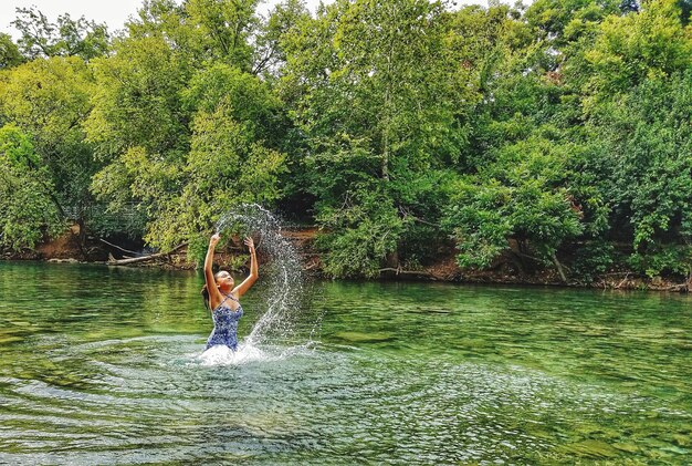 Foto ragazza che gioca nel lago