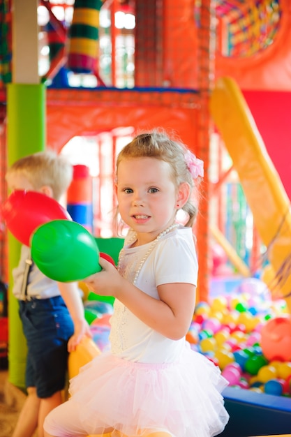 子供の迷路の遊び場で遊ぶ女の子。