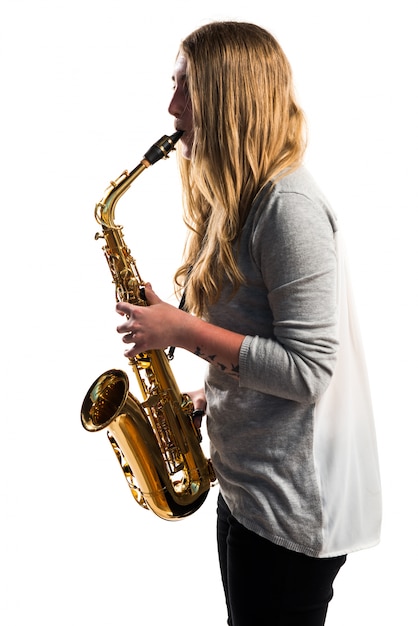 Девушка играет на саксофоне