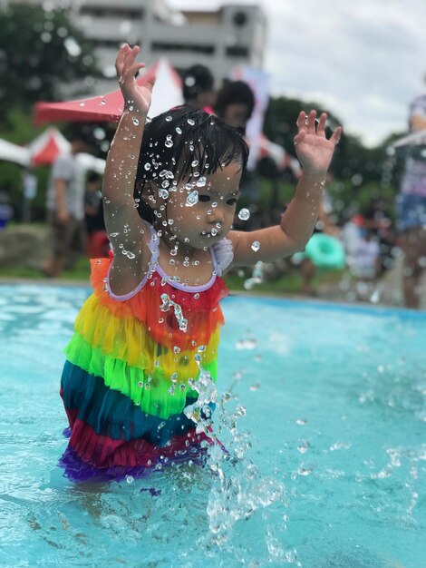 Foto ragazza che gioca in piscina