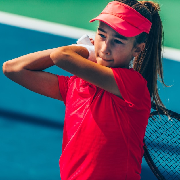 Photo girl playing tennis