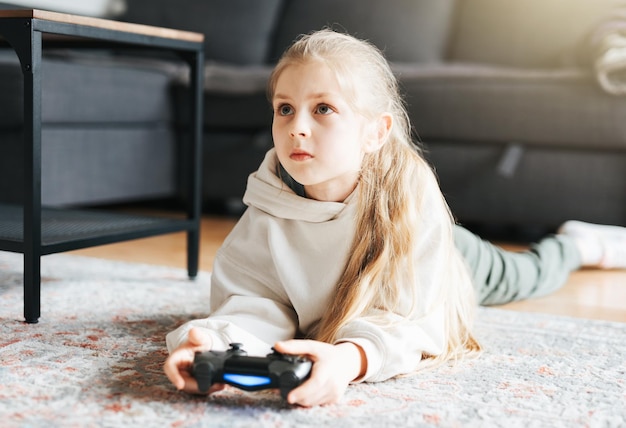 家でビデオゲームをしている女の子