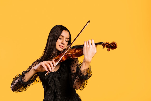 Ragazza che suona il violino