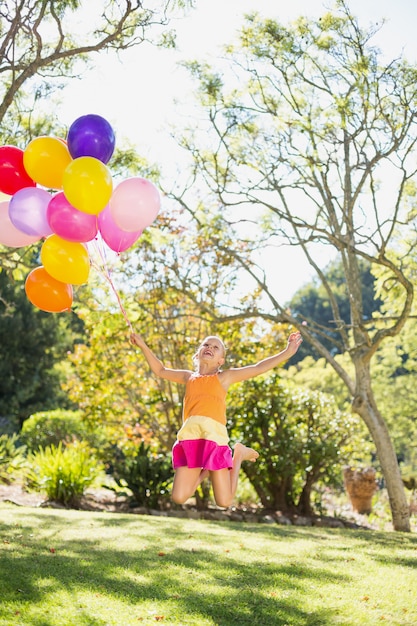 Ragazza che gioca con gli aerostati nel parco