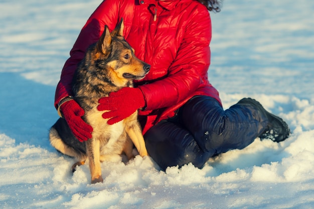 雪原で犬と遊ぶ女の子