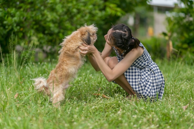 사진 소녀는 야외 정원에서 그녀의 강아지와 함께 연주.