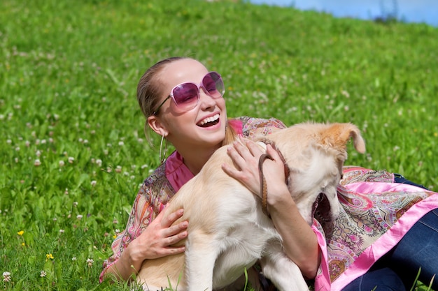 子犬と遊ぶ女の子