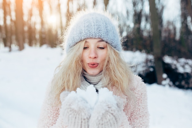 女の子、雪で遊ぶ