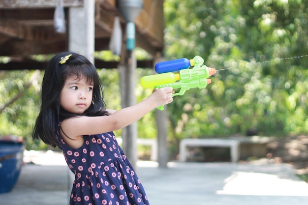 Photo girl playing with squirt gun