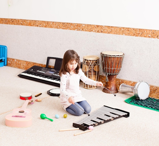 Foto ragazza che gioca con un giocattolo seduta a casa