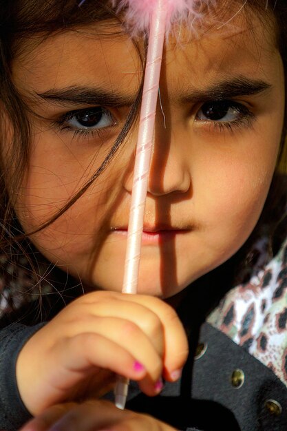 Photo girl playing with toy