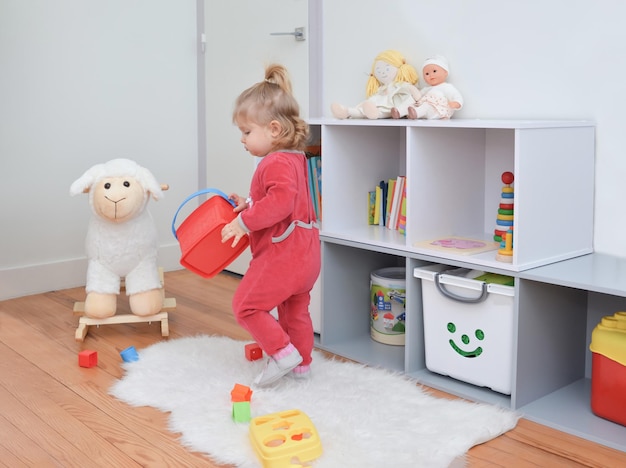 白い子供部屋でおもちゃで遊ぶ女の子