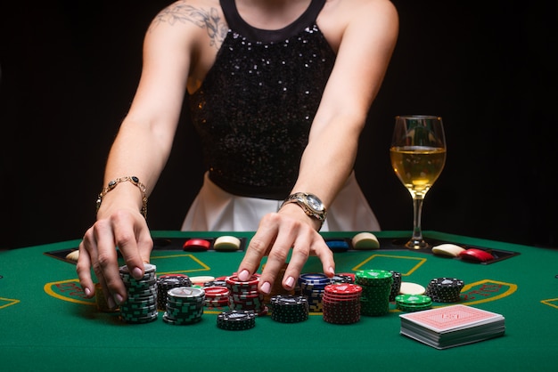 Девушка играет в покер и повышает ставки с фишками