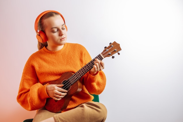 Una ragazza suona l'ukulele