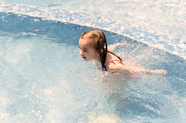 Photo girl at pool swimming