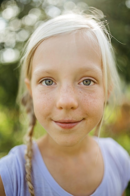 Ritratto di ragazza di un bambino di dieci anni primo piano