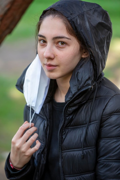 Foto ritratto di ragazza in foresta