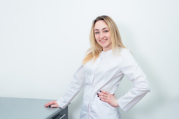 Foto ragazza in posa in abiti medici