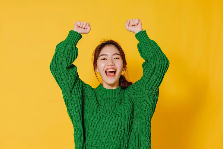 Photo 초록색 스웨터를 입은 소녀가 매우 행복합니다.