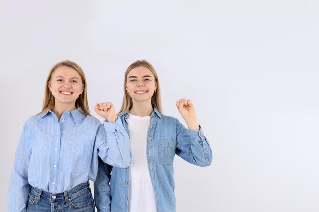 白い背景の上の2人の若い女性と女の子の力の概念