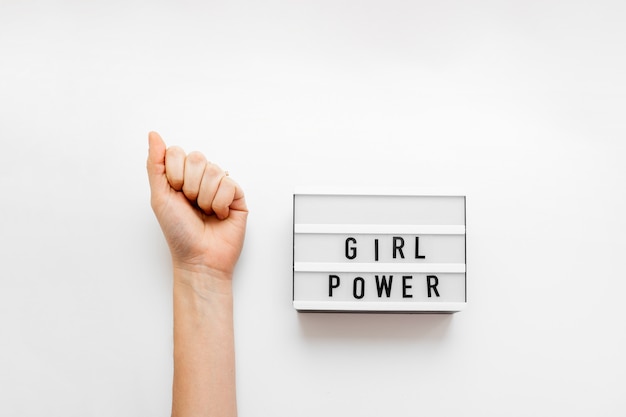 Girl power-tekst op de lightbox. Bovenaanzicht Wit oppervlak