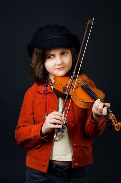 Ragazza che esercita il violino