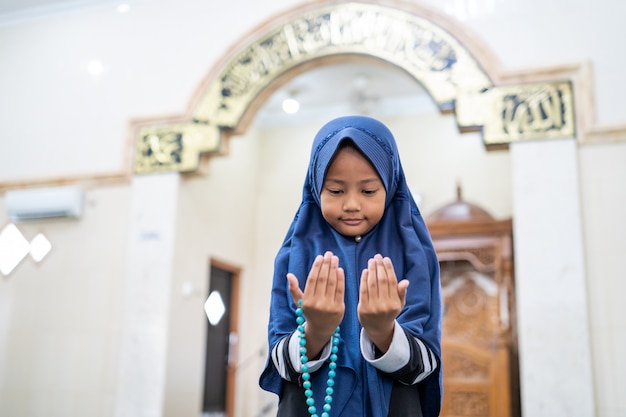 Photo girl pray to god with