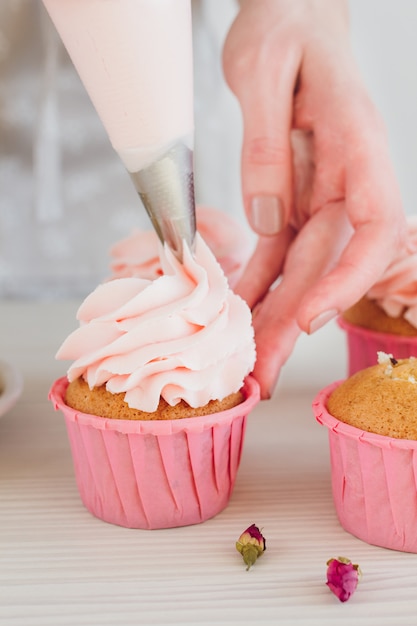 女の子はカップケーキを準備します