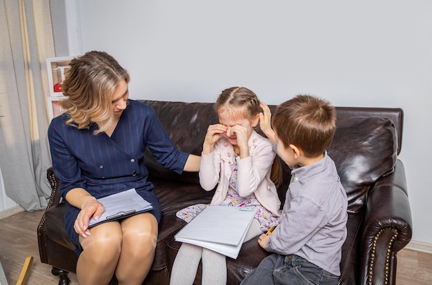 Girl psychologist calms upset girl The kid is crying